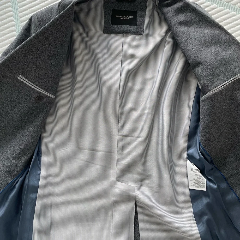 Banana Republic Men’s Tailored Fit Blazer — Gray, Size 40S. - Picture 8 of 13